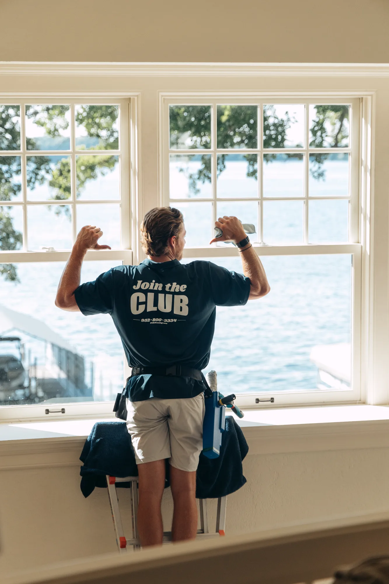Professional window cleaner at work — Saint Paul area